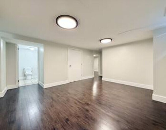 Building Photo - 652 E Roosevelt Ave