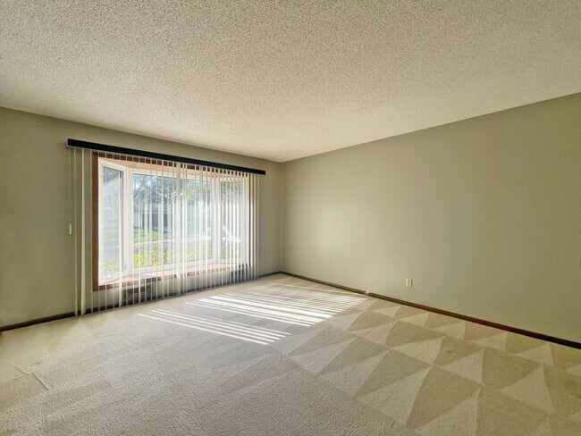 Building Photo - 4-Level Home with Fireplace & Big Yard is ...