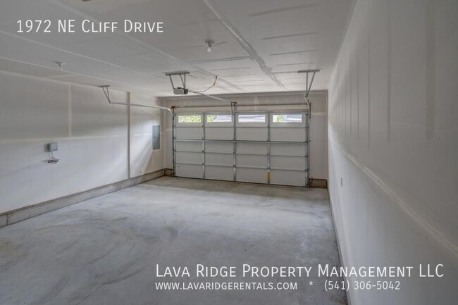 Building Photo - 1972 NE Cliff Dr