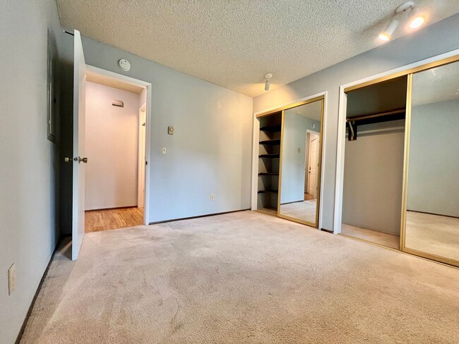 Building Photo - Beautiful 2 Bed, 2 Bath Townhome with Community Pool, Gym & Clubhouse!