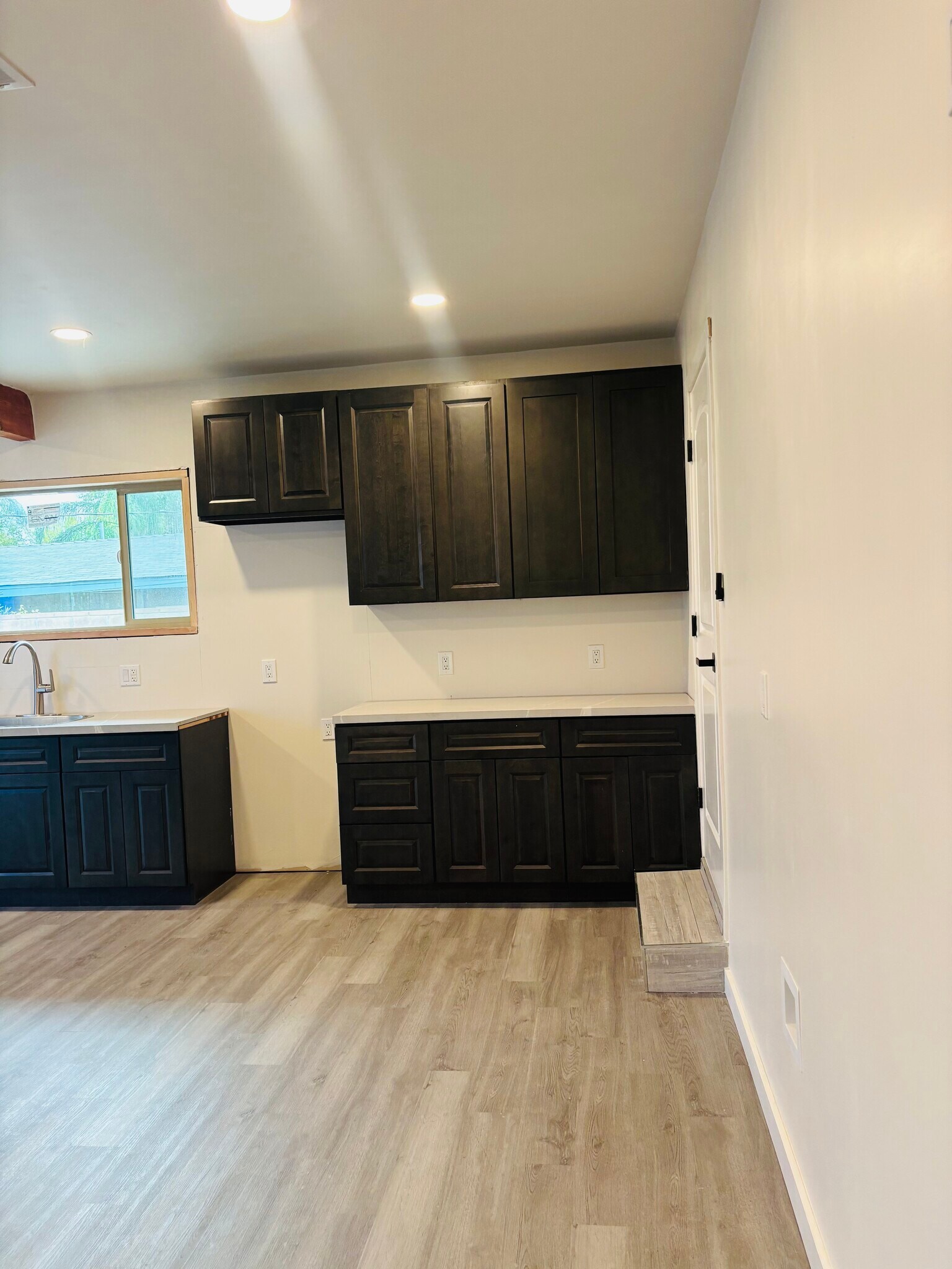 Building Photo - 1550 N Cypress Ave