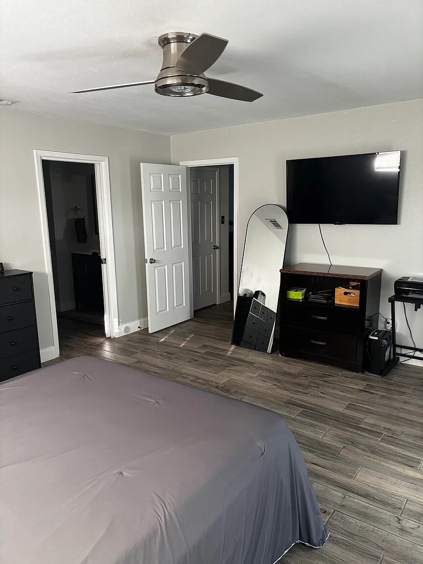 Building Photo - Room in Duplex on El Retiro Rd