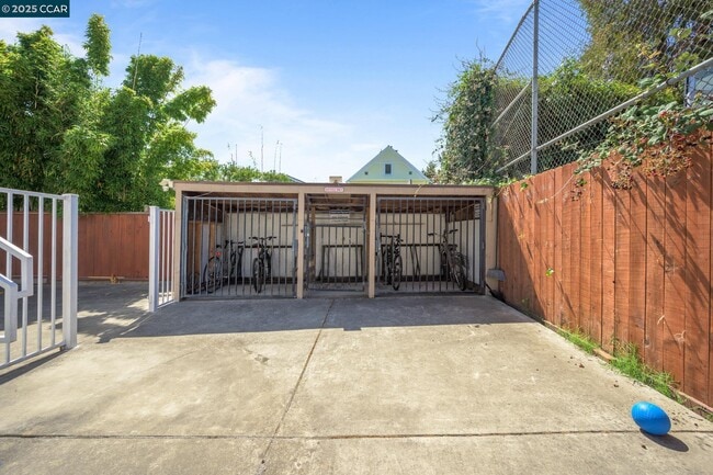 Building Photo - 2134 McGee Ave