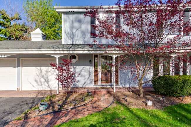Building Photo - 813 Meadow Ln