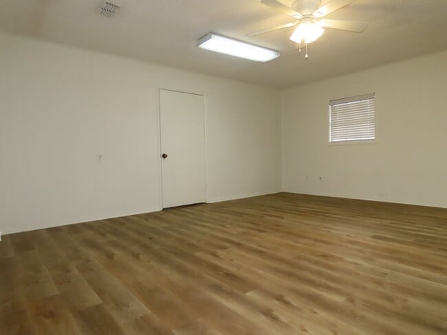 Building Photo - Expansive 3/2 Home in Tyler w/Additional Den and Living Room!