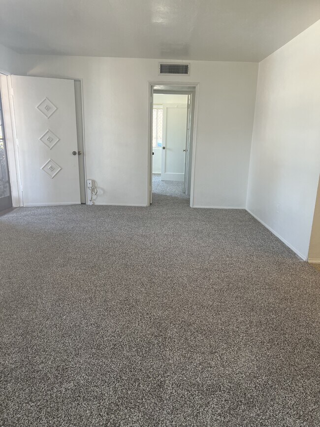 Building Photo - 2718 E 18th St