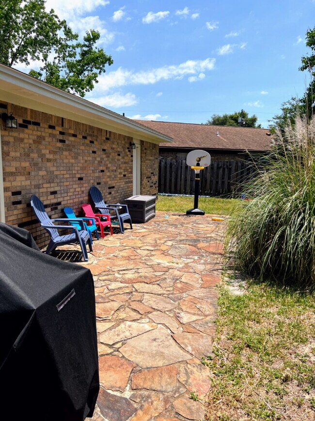 Building Photo - 137 Deville Dr