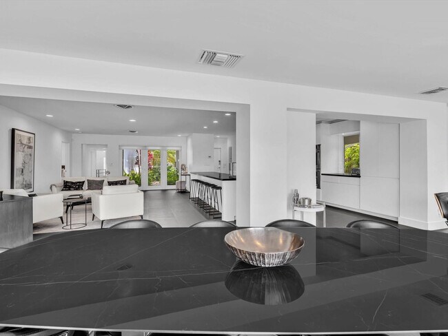 Building Photo - 1640 NE 43rd St