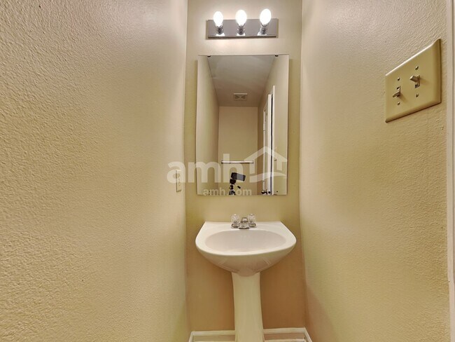 Building Photo - 911 Swearngan Ridge Ct