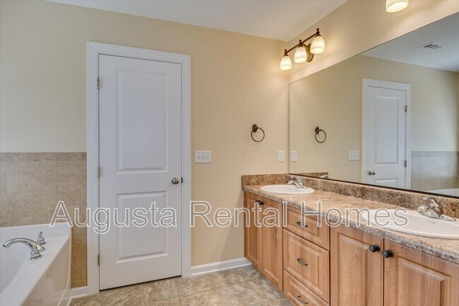 Building Photo - 1036 Lancaster Way