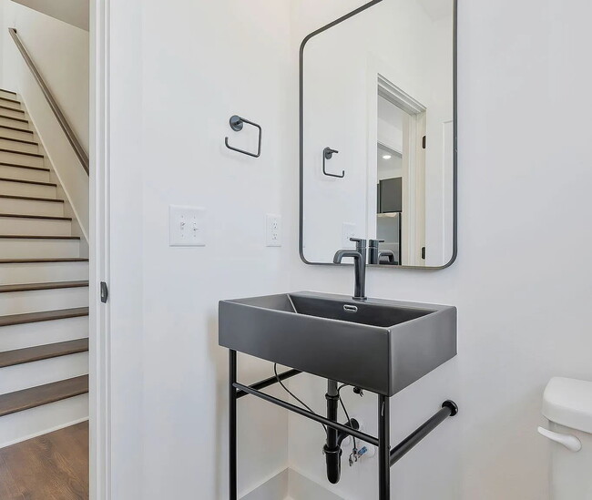 Building Photo - "Spacious 4-Bed Townhouse Oasis in Nashville – 2,500 Sq. Ft. of Modern Comfort!"