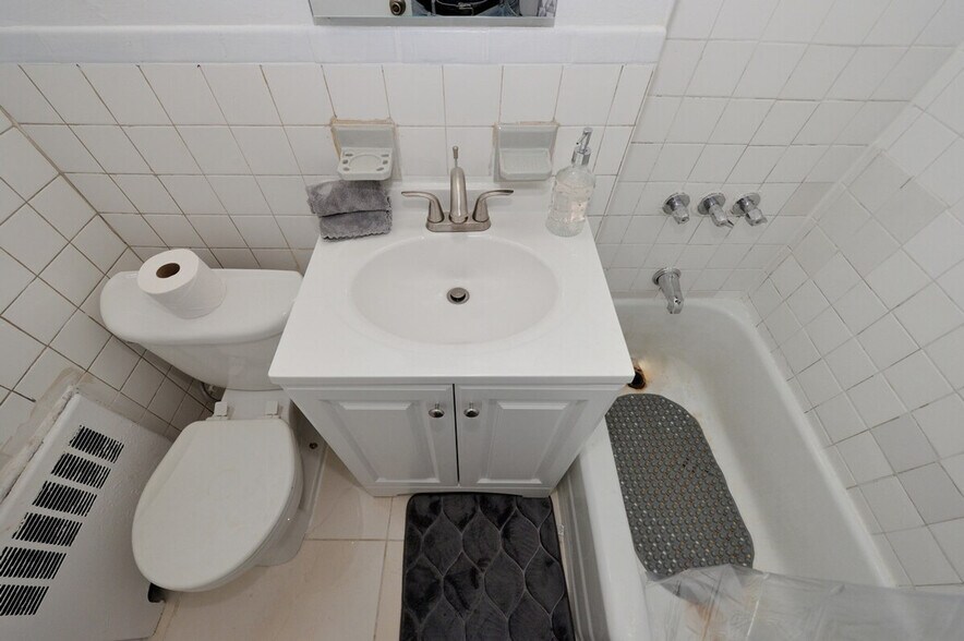 Building Photo - 374 W 35th St