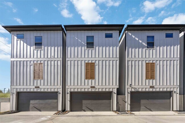 Building Photo - 2528 Live Oak St