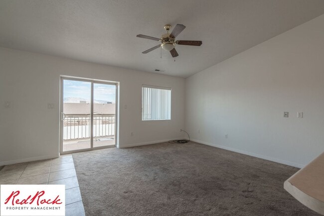Building Photo - Spacious 3 Bedroom Townhome in Central St....