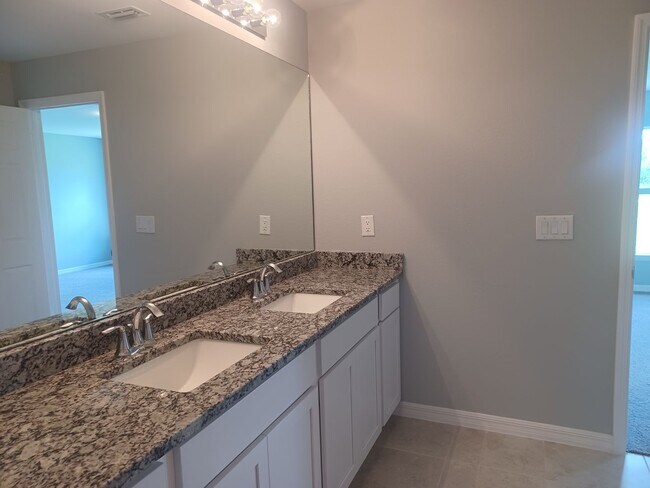 Building Photo - 417 SW 26th Ave