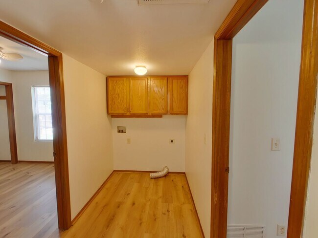 Building Photo - 611 S Mt Carmel St