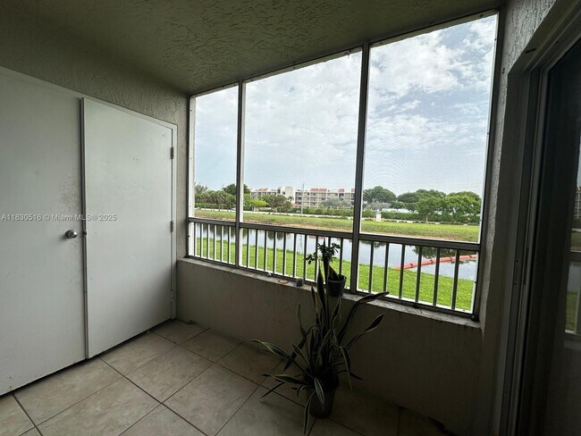 Building Photo - 2841 N Oakland Forest Dr