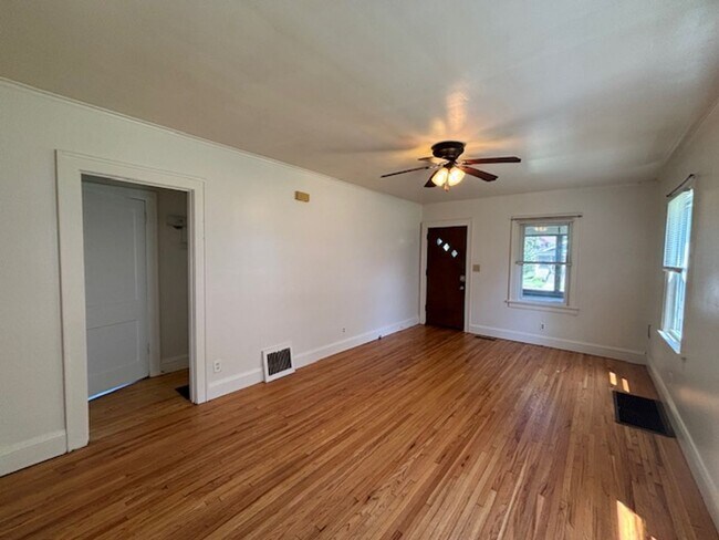 Building Photo - Charming 2+ Bedroom Single Family on a gre...