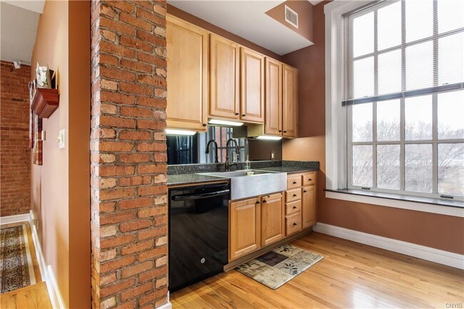 Building Photo - 429 N Franklin St