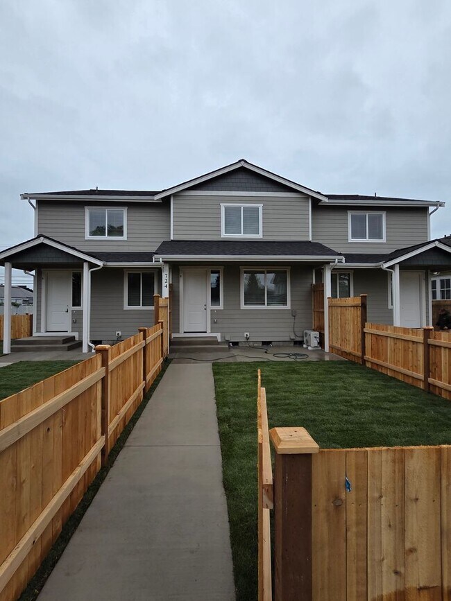 Building Photo - Brand New Large 2 bedroom 2.5 Bathrooms in Centralia