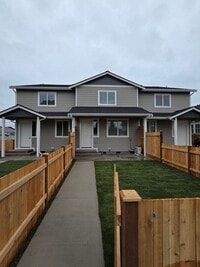 Building Photo - Brand New Large 2 bedroom 2.5 Bathrooms in Centralia