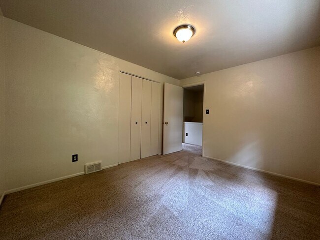 Building Photo - Beautiful Two Bedroom Townhouse in Plum! Equipped Kitchen, Patio & More! Call Today!