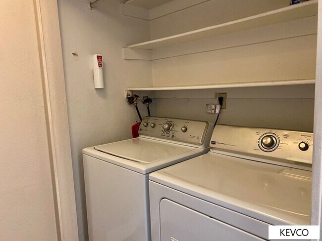 Building Photo - Great Location, Even Better Home!