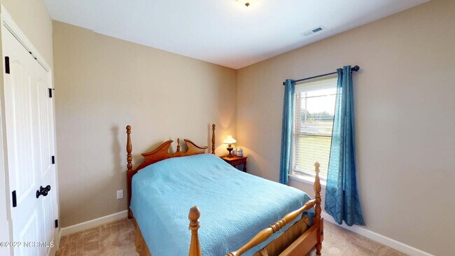 Building Photo - CHARMING ROSEWOOD HOME! 3 BR 2 BA w/ FENCED-IN BACKYARD