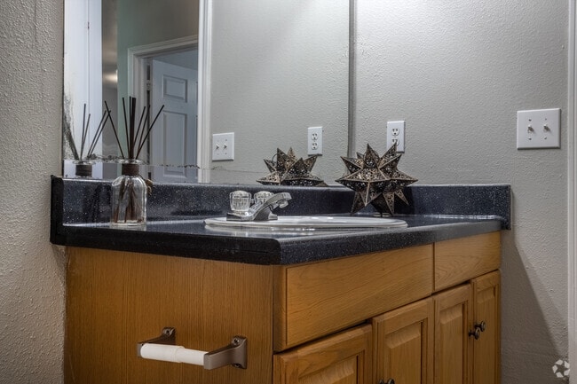 2BR, 2BA - 1068 SF (B1) - Cricket Hollow Apartments