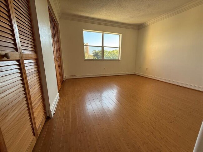Building Photo - 10762 La Placida Dr