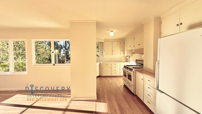 Building Photo - Mid-Century Montclair 3+ Bedroom with Filtered San Francisco Bay Views!