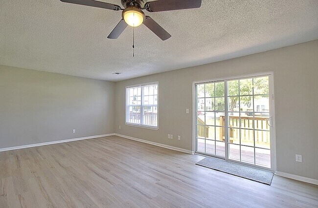Building Photo - 912 Pineland Ave