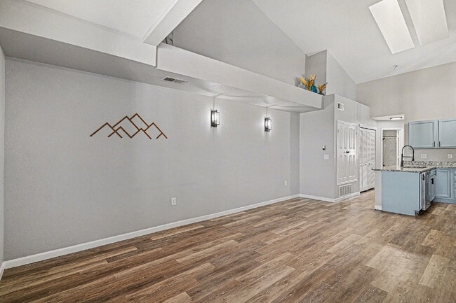 Building Photo - "Charming 2-Bed Condo with 980 Sq Ft of Comfort in Littleton!"