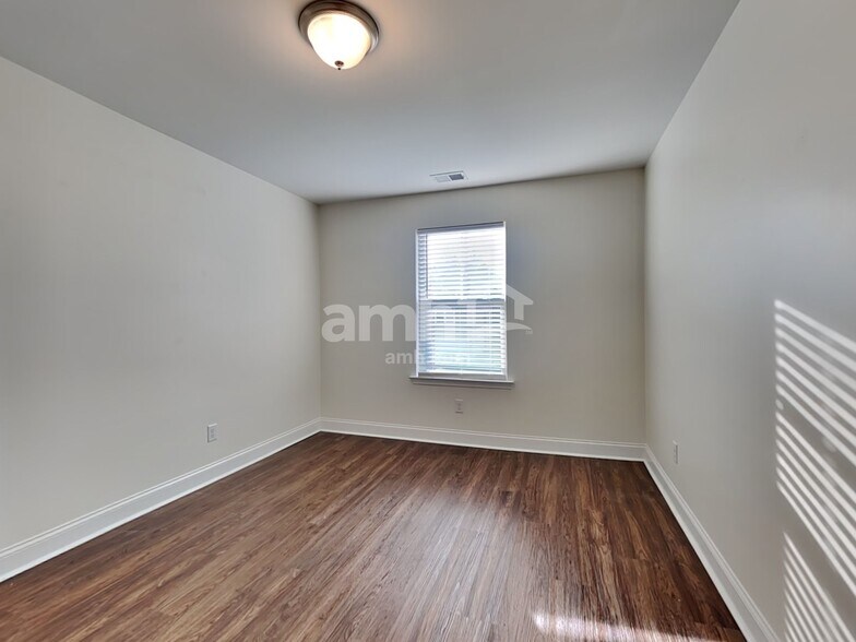 Building Photo - 304 Bering Ln