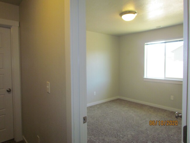 Building Photo - 3 Bed 2 Bath 1622 sqft RV Parking rent fre...