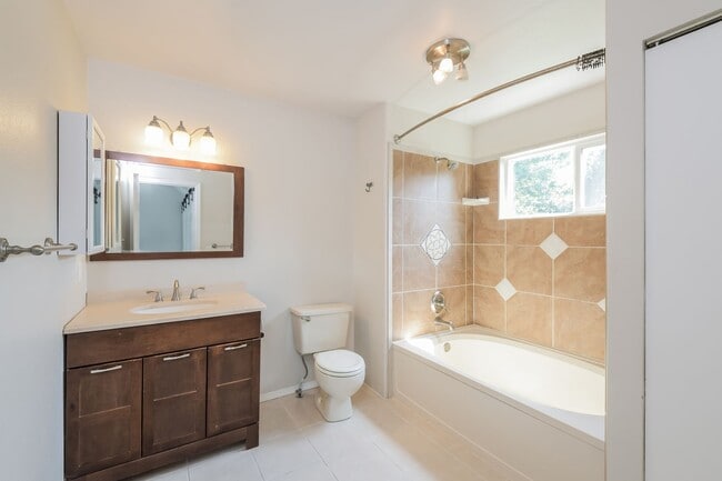 Building Photo - Beautiful 3 Bed / 2 Bath Single Family Hom...