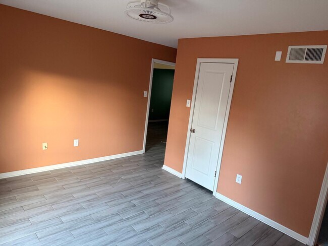 Building Photo - 6615 Hartford Dr