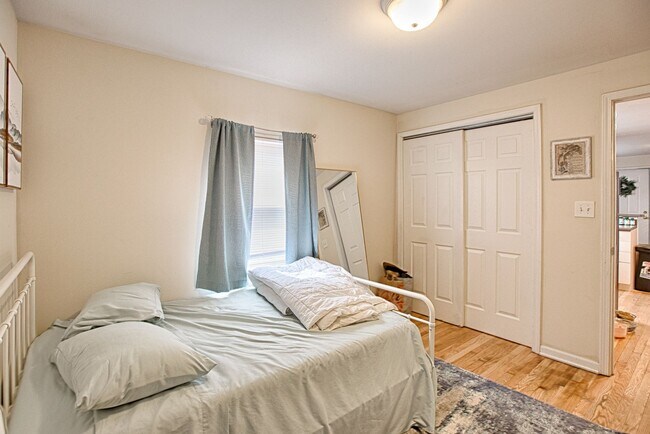 Building Photo - 2bed/1bath in Logan Square! Central Air! HUGE Private Deck!  New Kitchen!