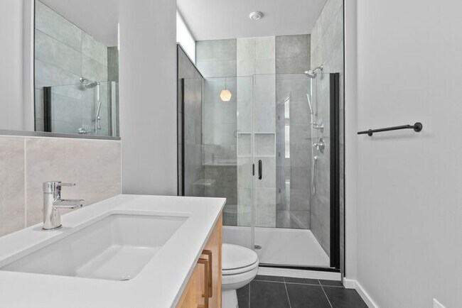 Building Photo - Stunning Othello Park Designer Townhome with Air Conditioning