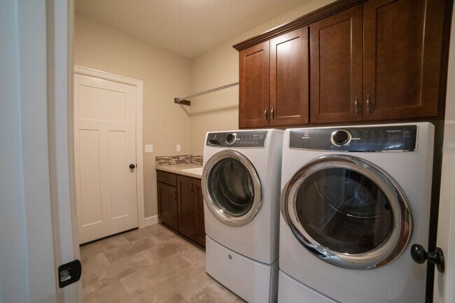 Building Photo - Beautiful Canby Custom Home!