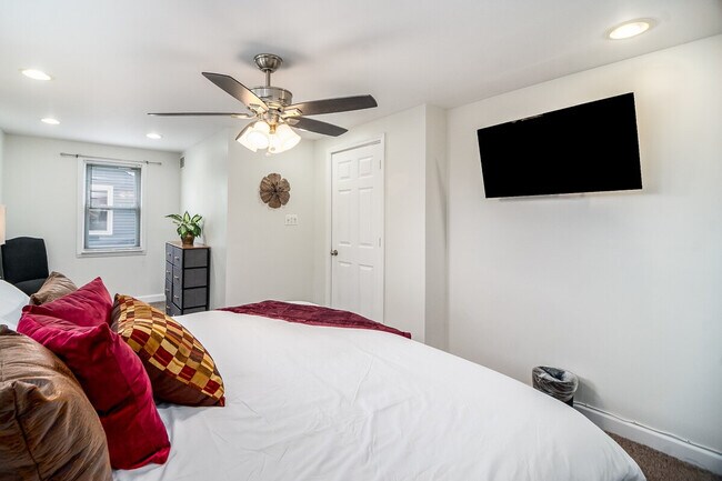 Building Photo - 334 S Wisconsin Ave