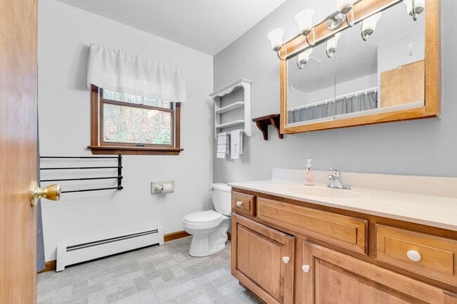 Building Photo - Family-Friendly 4-Bed Home with Pet-Friendly Yard and Pool in a Quiet Neighborhood