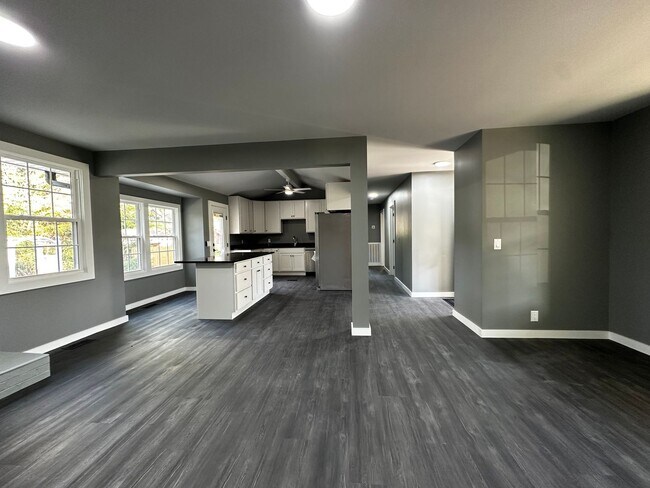 Building Photo - Fully Renovated in the Heart of Hendersonv...