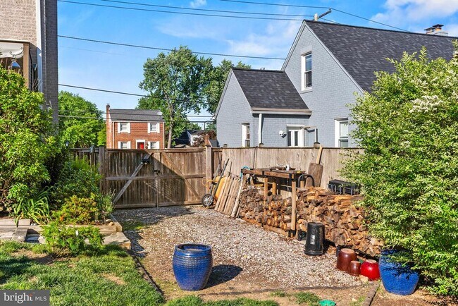 Building Photo - 819 Chillum Rd