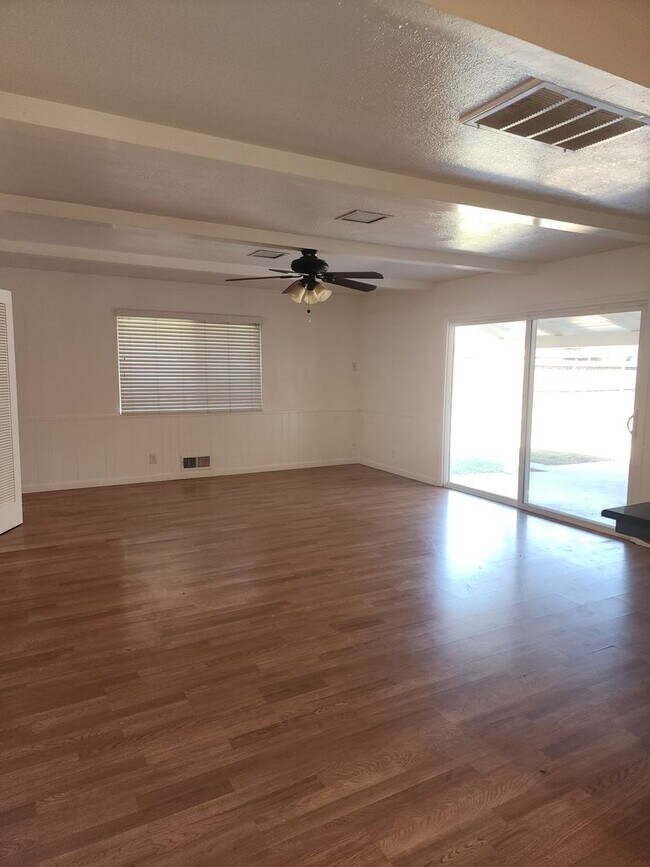 Building Photo - 3 Bedroom 2 Bathroom in court Near Somerse...