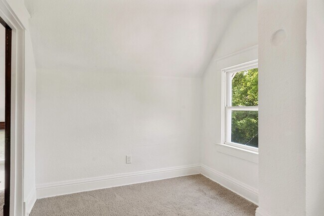 Building Photo - Charming 3-Bedroom Home with Spacious Layout and Bonus Utility Space