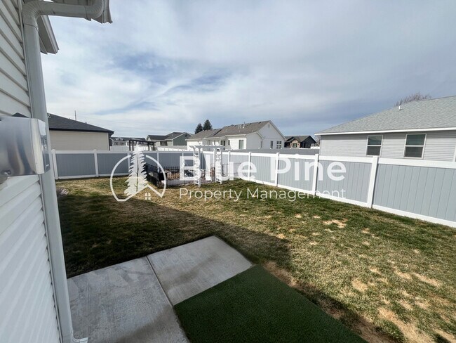 Building Photo - 1885 Mesa Cyn Dr