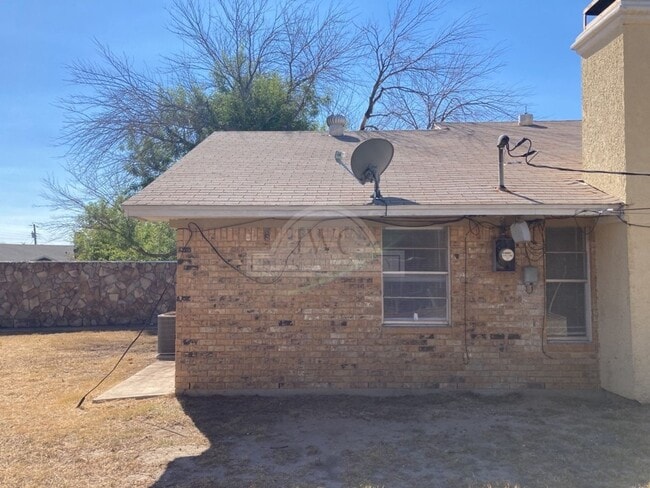 Building Photo - 801 Carmen St