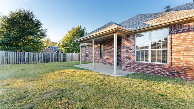 Building Photo - Charming 4-Bedroom Fayetteville Retreat with Granite Accents & Warm Fireplace!