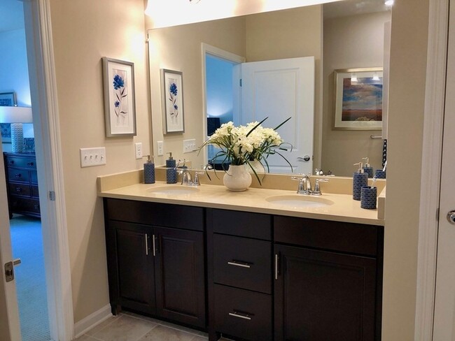 Building Photo - 130 University Ave